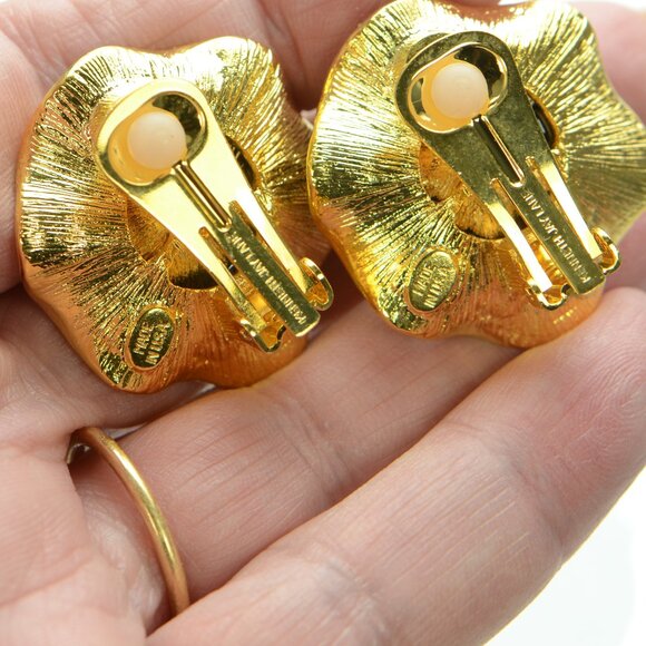 Kenneth Jay Lane KJL Black Enamel Flower Clip-on Earrings - Picture 3 of 4